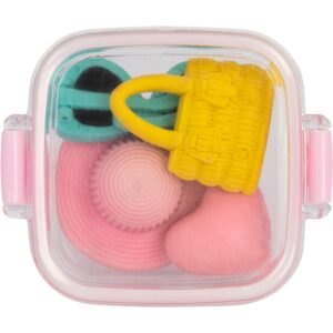 Bunte Spielzeug-Accessoires in transparenter Kunststoffbox mit rosa Rand.