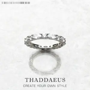 Silberner Ring mit Diamantbesatz auf weißem Hintergrund mit Logo.