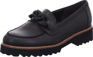 Schwarzer Loafer mit Plateau-Sohle und dekorativer Kette.