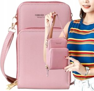 Rosa Handtasche mit Schulterriemen und Reißverschlusstasche vor gestreiftem Oberteil.