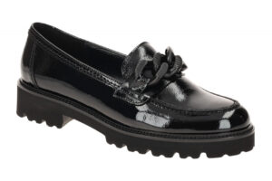 Schwarzer Lack-Loafer mit dekorativem Knoten, seitlich fotografiert.