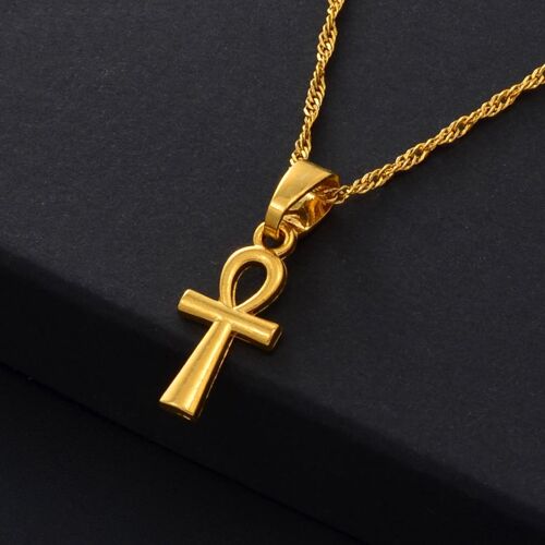 Goldene Ankh-Halskette auf dunklem Hintergrund präsentiert.