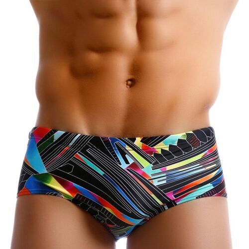 Mann trägt eine bunte Badehose. Mann trägt eine bunte Badehose.