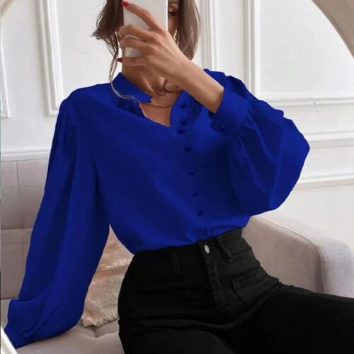 Frau im Spiegel mit blauer Bluse in einem hellen Raum.