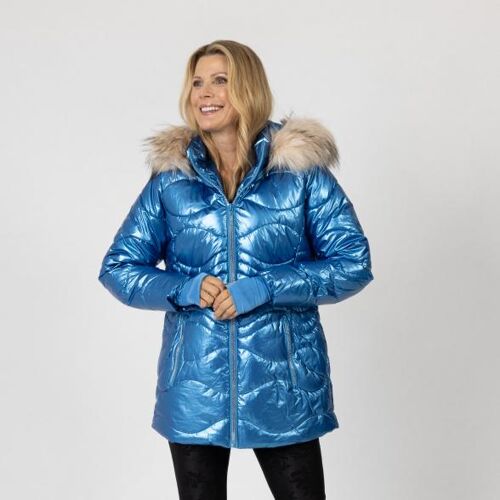 Person trägt blaue, glänzende Winterjacke mit Pelzkapuze.