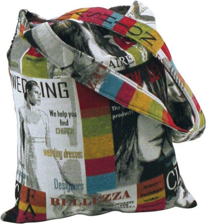 Bunte Stofftasche mit Zeitungs- und Magazinmotiven bedruckt.