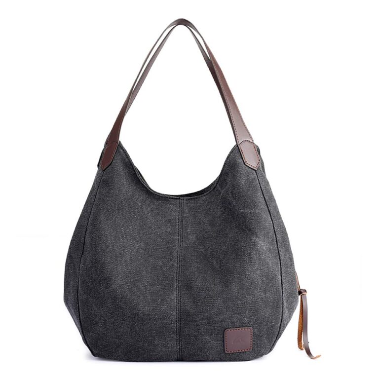 Graue Canvas-Handtasche mit braunen Ledergriffen auf weißem Hintergrund.