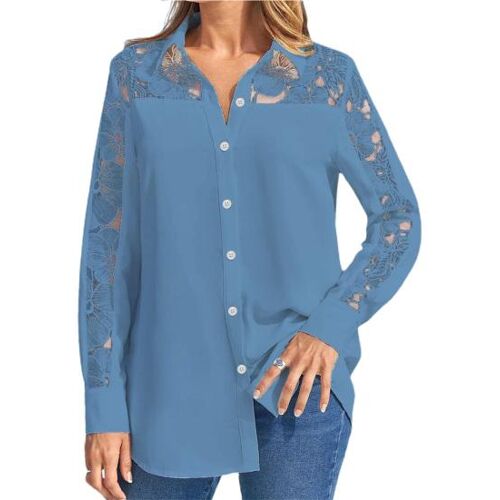 Hellblaue Damenbluse mit Spitzenärmeln und Knopfleiste, getragen zu Jeans.