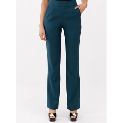 Frau trägt elegante blaue Hose mit geradem Schnitt und schwarze Schuhe. Frau trägt elegante blaue Hose mit geradem Schnitt und schwarze Schuhe.