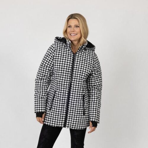 Frau trägt schwarz-weiße Hahnentrittjacke mit Kapuze.