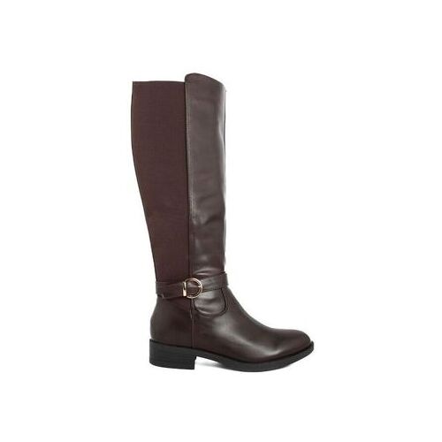 Brauner kniehoher Stiefel aus Leder mit Schnalle und flachem Absatz.