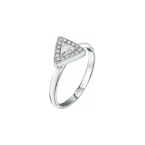 Silberner Ring mit dreieckigem Diamant und kleinerem Steinen besetzt.