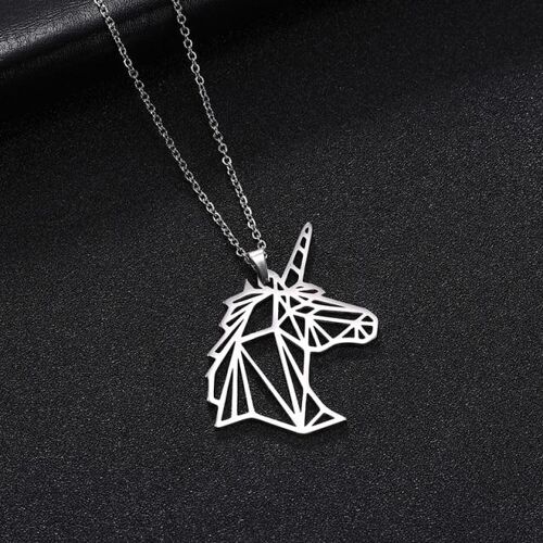 Geometrische Einhorn-Halskette aus Silber auf schwarzem Hintergrund. Geometrische Einhorn-Halskette aus Silber auf schwarzem Hintergrund.