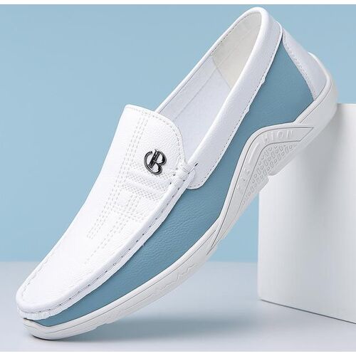 Weiß-blauer Loafer auf blauem Hintergrund mit dekorativem Metallakzent. Weiß-blauer Loafer auf blauem Hintergrund mit dekorativem Metallakzent.