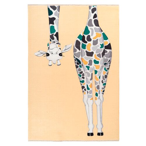 Bunter Teppich mit abstraktem Giraffenmotiv auf hellbeigem Hintergrund.