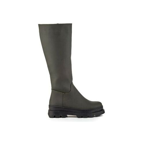 Grüner kniehoher Stiefel mit dicker, schwarzer Profilsohle auf weißem Hintergrund.