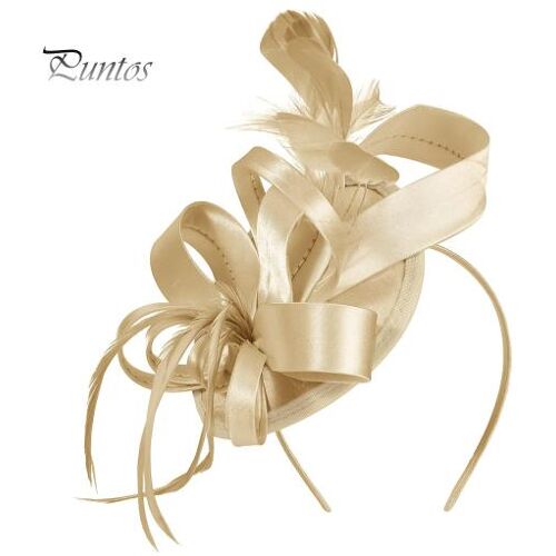 Eleganter beiger Fascinator mit Schleifen und Federn auf Haarreif. Eleganter beiger Fascinator mit Schleifen und Federn auf Haarreif.