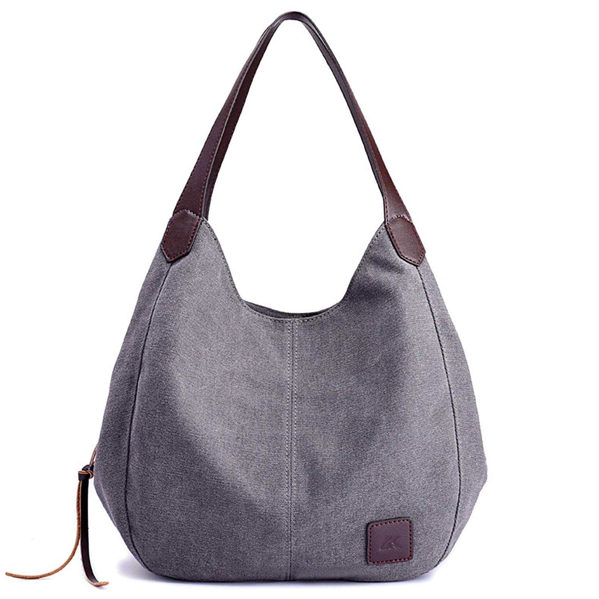 Graue Stoffhandtasche mit braunen Ledergriffen und Logoanstecker vorne.