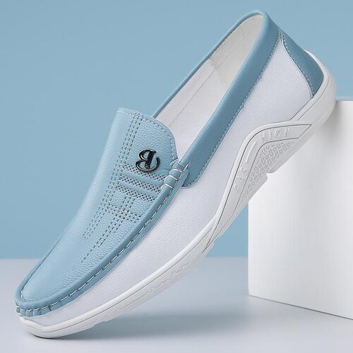 Hellblauer und weißer Lederschuh vor blauem Hintergrund. Hellblauer und weißer Lederschuh vor blauem Hintergrund.