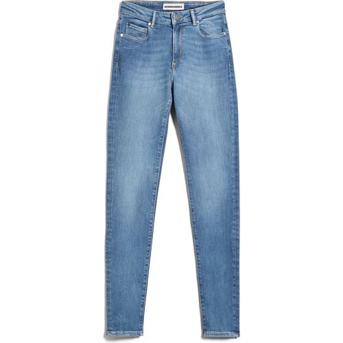Hellblaue Skinny-Jeans in voller Länge mit Taschen und Knopf sichtbar.