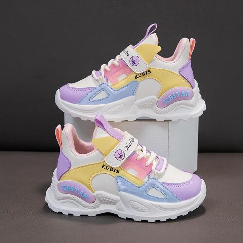 Bunte Kinderschuhe auf weißem Block, pastellfarbene Abschnitte und Schnürsenkel. Bunte Kinderschuhe auf weißem Block, pastellfarbene Abschnitte und Schnürsenkel.