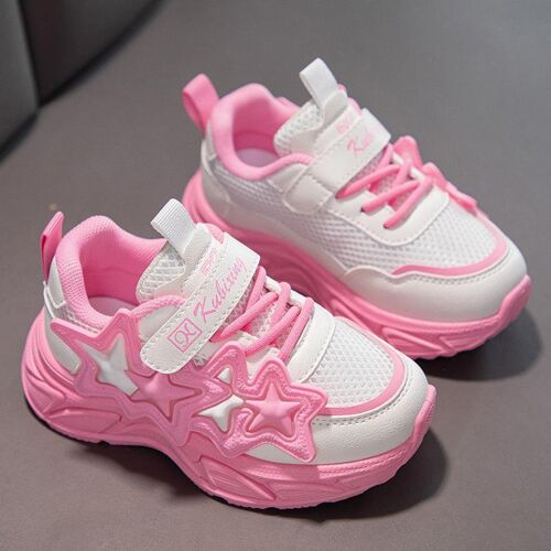 Weiße und rosa Kinderschuhe mit Sternendesign auf grauem Hintergrund. Weiße und rosa Kinderschuhe mit Sternendesign auf grauem Hintergrund.