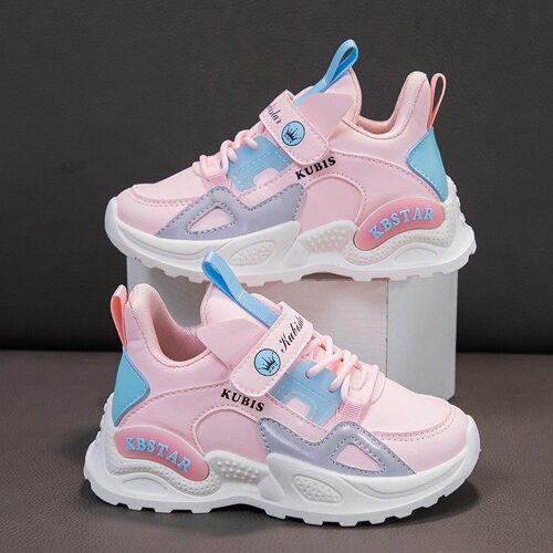 Zwei rosa und blaue Kindersneaker auf einem grauen Hintergrund. Zwei rosa und blaue Kindersneaker auf einem grauen Hintergrund.