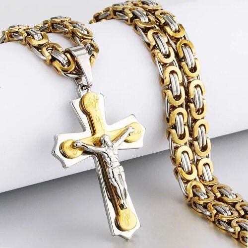 Goldene Kette mit silbernem Kreuzanhänger auf weißem Hintergrund. Goldene Kette mit silbernem Kreuzanhänger auf weißem Hintergrund.