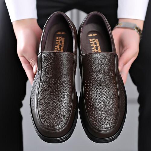 Paar braune Lederschuhe in der Hand gehalten, Nahaufnahme.