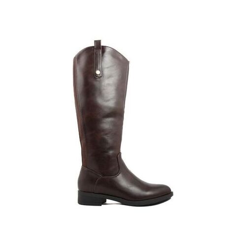 Brauner kniehoher Lederstiefel mit flachem Absatz und seitlicher Lasche.