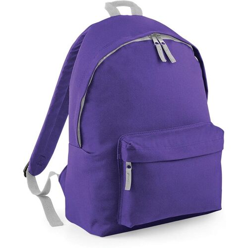 Lila Rucksack mit zwei Reißverschlüssen und Fronttasche auf weißem Hintergrund.