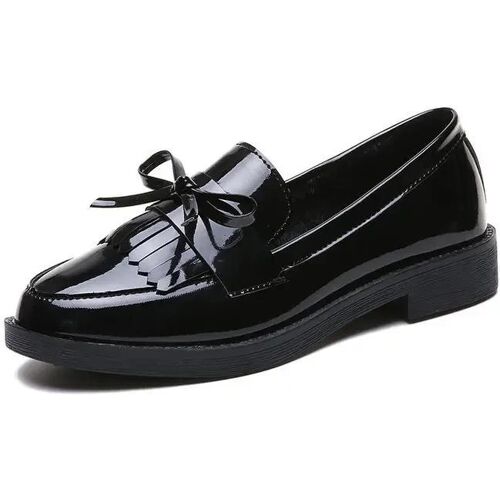 Schwarzer Lackleder-Loafer mit Schleife und flacher Sohle. Schwarzer Lackleder-Loafer mit Schleife und flacher Sohle.