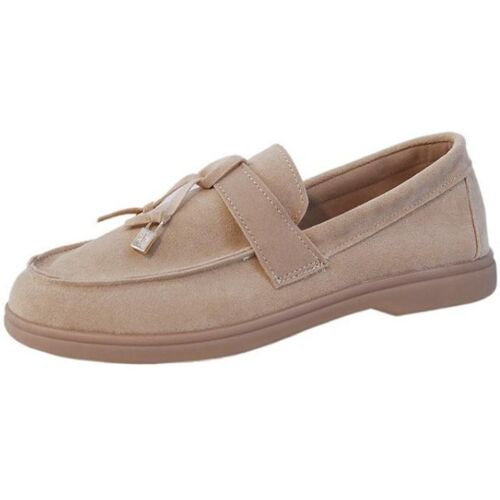 Beiger Loafer aus Wildleder mit Quasten auf hellem Hintergrund.