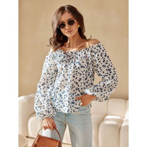 Frau trägt blumige Off-Shoulder-Bluse mit Jeans.