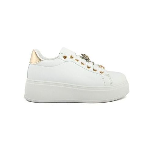Weißer Plateau-Sneaker mit goldenen Details auf weißem Hintergrund.