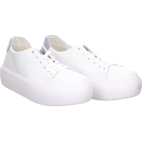 Weiße Plattform-Sneaker mit dicker Sohle und Schnürsenkeln auf weißem Hintergrund. Weiße Plattform-Sneaker mit dicker Sohle und Schnürsenkeln auf weißem Hintergrund.