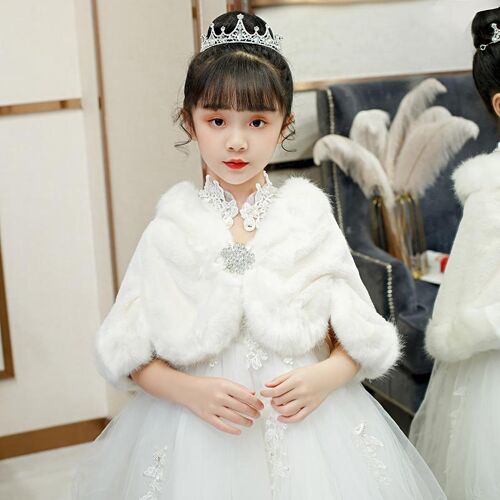 Person in weißem Kleid mit Tiara vor Spiegel im eleganten Raum. Person in weißem Kleid mit Tiara vor Spiegel im eleganten Raum.