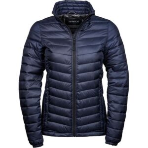 Dunkelblaue Steppjacke mit Reißverschluss und Stehkragen, frontal abgebildet.