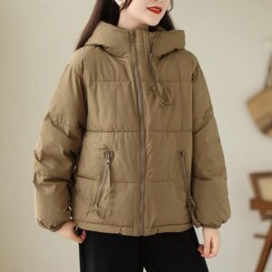Braune Daunenjacke mit Kapuze und Reißverschluss, getragen von einer Person.