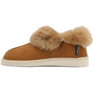 Brauner Hausschuh mit Fellbesatz und heller Sohle.