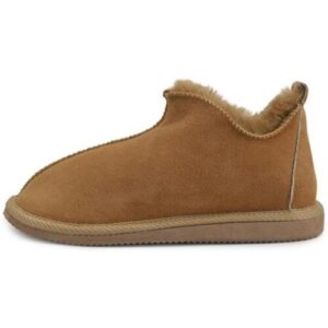 Brauner Fleece-Hausschuh mit flacher Sohle und runder Zehenform, seitlich fotografiert.