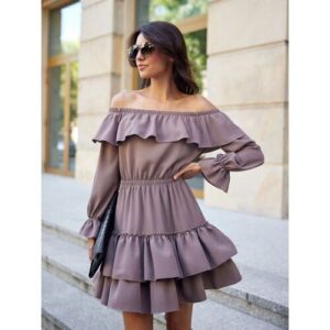 Person trägt ein fliederfarbenes Off-Shoulder-Kleid mit Rüschen.
