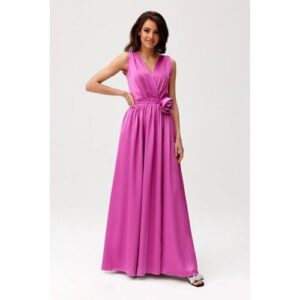 Pinkes langes Abendkleid mit V-Ausschnitt und Dekoration in Studioaufnahme.