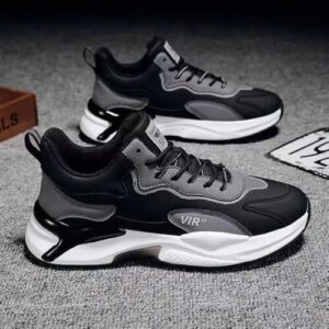 Zwei schwarze und graue Sneakers auf einem grauen Hintergrund.