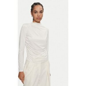 Person trägt weiße, langärmelige Bluse mit elegantem Faltenwurf vor weißem Hintergrund.