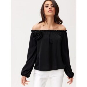 Schwarze schulterfreie Bluse mit langen Ärmeln und dekorativer Blume, kombiniert mit weißer Hose.