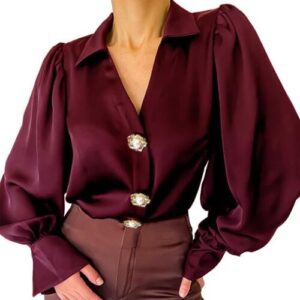 Rote Seidenbluse mit auffälligen Knöpfen und langen Ärmeln.