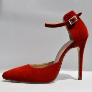 Roter High Heel mit Schnallenverschluss auf weißem Hintergrund.