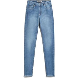 Hellblaue Skinny-Jeans in voller Länge mit Taschen und Knopf sichtbar.