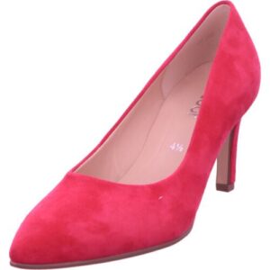 Roter Wildleder-Stiletto mit hohem Absatz und spitzer Kappe auf weißem Hintergrund.
